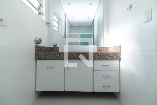 Banheiro de casa à venda com 3 quartos, 274m² em Jardim Cotinha, São Paulo
