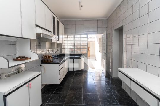 Cozinha de casa à venda com 3 quartos, 274m² em Jardim Cotinha, São Paulo
