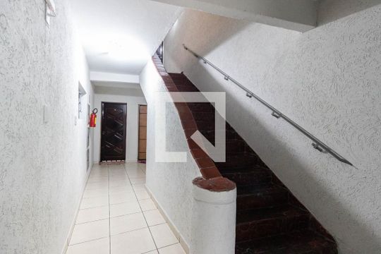 Escada de apartamento para alugar com 2 quartos, 50m² em Santana, São Paulo