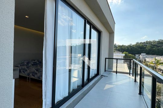 sacada da Suíte 4 de casa de condomínio à venda com 4 quartos, 380m² em Alphaville, Santana de Parnaíba
