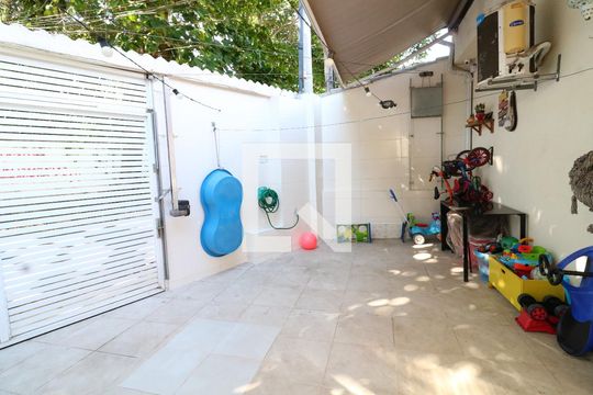 Garagem de casa à venda com 2 quartos, 90m² em Jardim Guanabara, Rio de Janeiro
