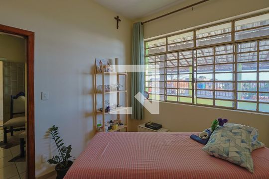 Quarto 1 de casa à venda com 4 quartos, 259m² em Concórdia, Belo Horizonte
