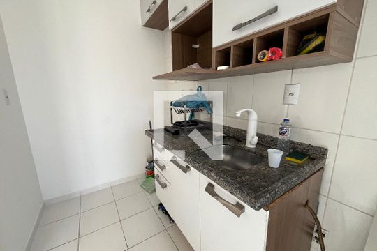 Cozinha e Área de Serviço de apartamento para alugar com 2 quartos, 55m² em Parque Suzano, Suzano