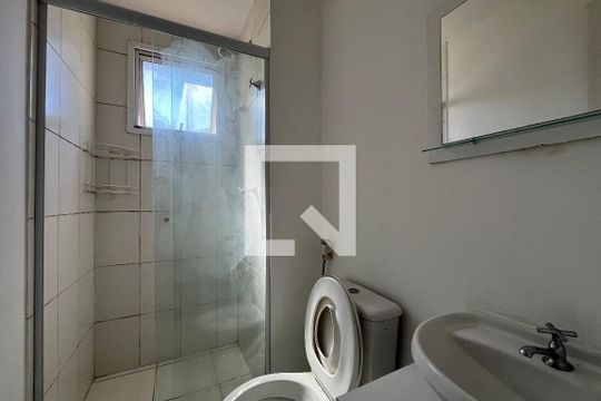 Banheiro de apartamento para alugar com 2 quartos, 55m² em Parque Suzano, Suzano