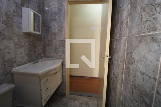 Pia banheiro comum de casa à venda com 4 quartos, 165m² em Jardim Lallo, São Paulo