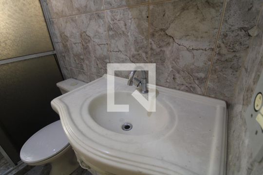 Pia banheiro comum de casa à venda com 4 quartos, 165m² em Jardim Lallo, São Paulo