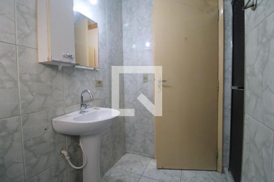 Banheiro da suíte de casa à venda com 4 quartos, 165m² em Jardim Lallo, São Paulo