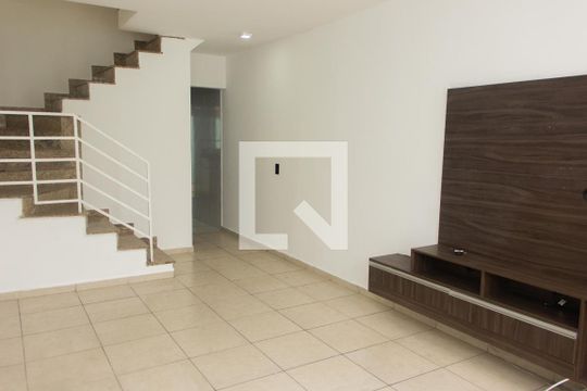 Casa à venda com 2 quartos, 88m² em Jardim Eliane, São Paulo
