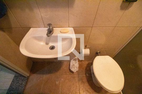Banheiro de serviço de casa à venda com 2 quartos, 140m² em Santo Amaro, São Paulo