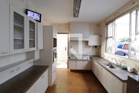Cozinha de casa para alugar com 3 quartos, 216m² em Vigilato Pereira, Uberlândia