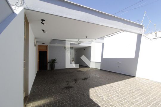Garagem de casa para alugar com 3 quartos, 216m² em Vigilato Pereira, Uberlândia