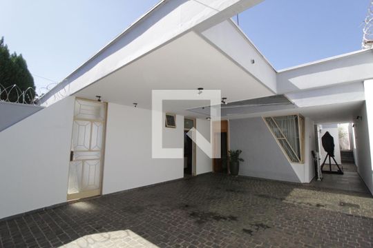 Garagem de casa para alugar com 3 quartos, 216m² em Vigilato Pereira, Uberlândia