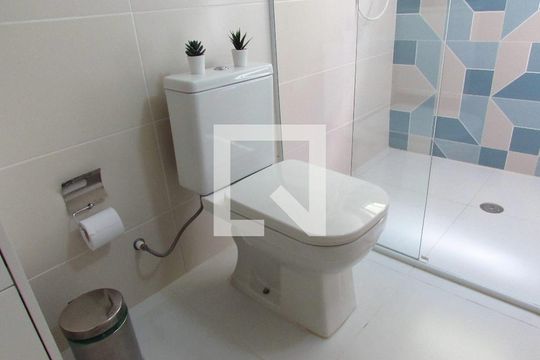 Banheiro da Suíte de casa para alugar com 2 quartos, 125m² em Parque Pinheiros, Taboão da Serra