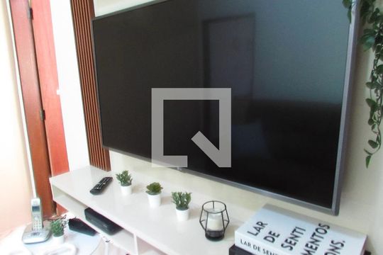 Sala de casa para alugar com 2 quartos, 125m² em Parque Pinheiros, Taboão da Serra