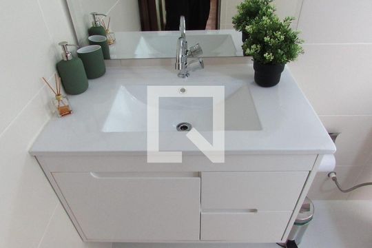 Banheiro da Suíte de casa para alugar com 2 quartos, 125m² em Parque Pinheiros, Taboão da Serra