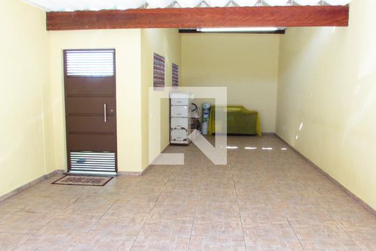 Garagem de casa para alugar com 2 quartos, 125m² em Parque Pinheiros, Taboão da Serra