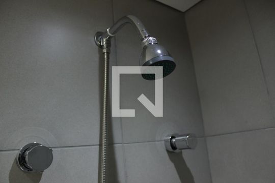 Banheiro de kitnet/studio para alugar com 1 quarto, 23m² em Pinheiros, São Paulo