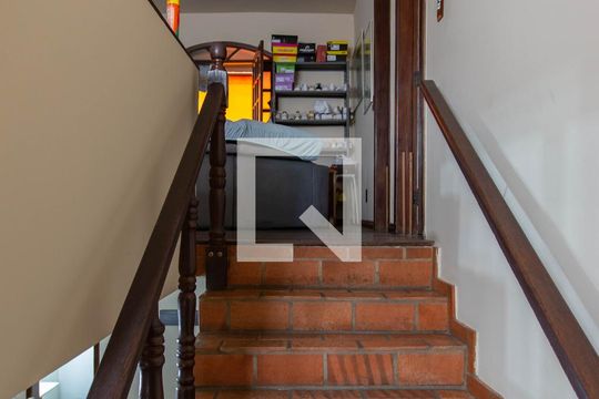 Escada de casa para alugar com 4 quartos, 300m² em Santa Monica, Belo Horizonte