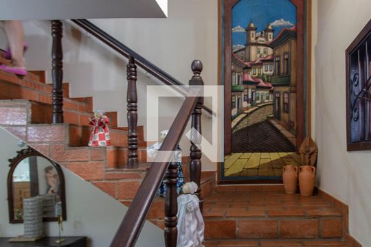 Escada de casa para alugar com 4 quartos, 300m² em Santa Monica, Belo Horizonte
