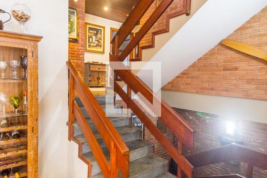 Escada de apartamento para alugar com 3 quartos, 320m² em Alphaville, Santana de Parnaíba