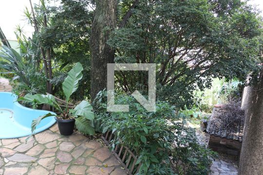 Quintal de casa à venda com 4 quartos, 320m² em Jardim Riacho das Pedras, Contagem