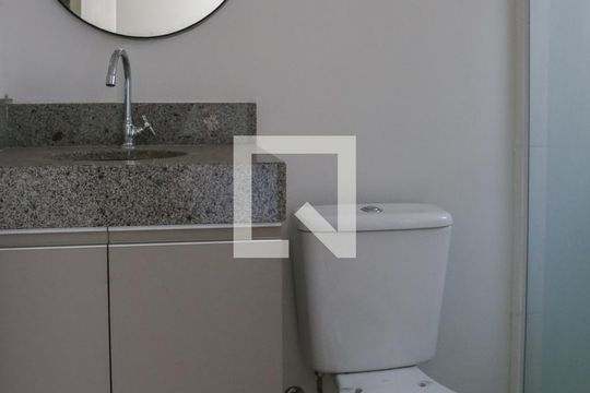 Banheiro de kitnet/studio para alugar com 1 quarto, 18m² em Perdizes, São Paulo