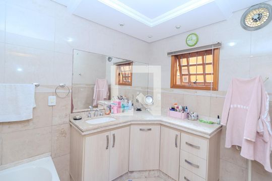 Banheiro da Suíte 1 de casa para alugar com 5 quartos, 500m² em Marechal Rondon, Canoas