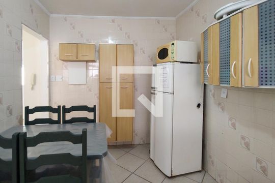 Cozinha de apartamento para alugar com 2 quartos, 43m² em Guilhermina, Praia Grande