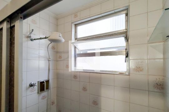 Banheiro de apartamento para alugar com 2 quartos, 43m² em Guilhermina, Praia Grande