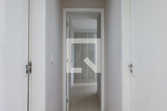 Corredor de apartamento para alugar com 2 quartos, 46m² em Vila Carmosina, São Paulo