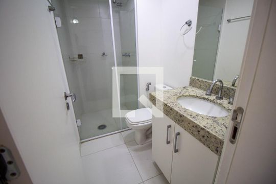 Banheiro do Corredor de apartamento para alugar com 3 quartos, 80m² em Pompeia, São Paulo