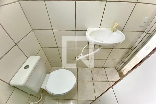 Banheiro de kitnet/studio para alugar com 1 quarto, 25m² em Boca do Rio, Salvador