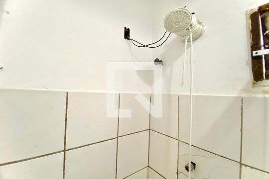 Banheiro de kitnet/studio para alugar com 1 quarto, 25m² em Boca do Rio, Salvador