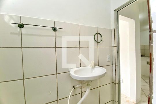 Banheiro de kitnet/studio para alugar com 1 quarto, 25m² em Boca do Rio, Salvador