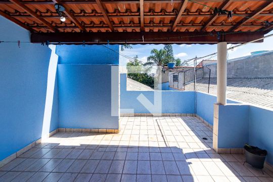 Área de Serviço de casa para alugar com 2 quartos, 250m² em Vila Carmosina, São Paulo