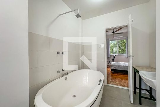 Banheiro de apartamento para alugar com 2 quartos, 72m² em Botafogo, Rio de Janeiro