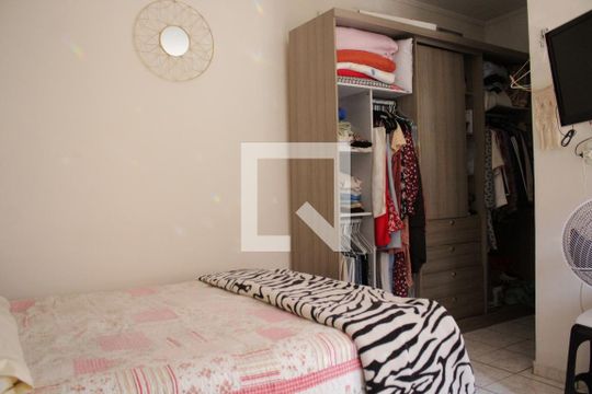 Suíte de casa à venda com 3 quartos, 250m² em Vila Diva (zona Leste), São Paulo