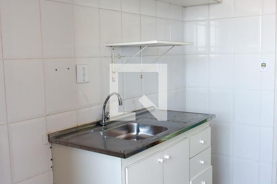 Cozinha de apartamento para alugar com 2 quartos, 56m² em Jardim Roberto, Osasco