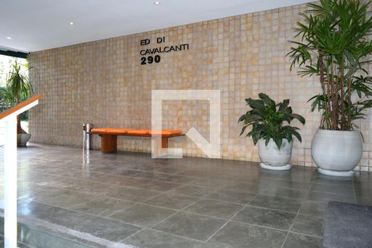 Entrada do edifício de apartamento para alugar com 1 quarto, 87m² em Pinheiros, São Paulo