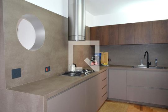 Cozinha de apartamento para alugar com 1 quarto, 87m² em Pinheiros, São Paulo