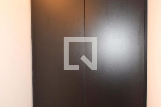 Banheiro da Suíte - detalhe armário de apartamento para alugar com 1 quarto, 87m² em Pinheiros, São Paulo