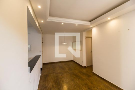 Sala de apartamento para alugar com 2 quartos, 68m² em Jardim Tupanci, Barueri