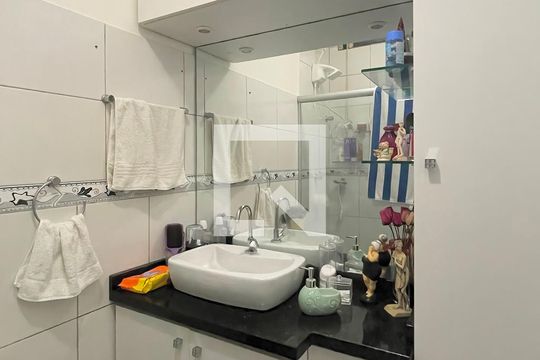 Banheiro de apartamento à venda com 1 quarto, 38m² em Jardim Itu, Porto Alegre