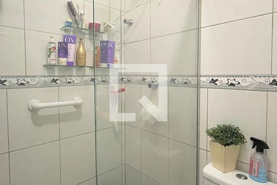 Banheiro de apartamento à venda com 1 quarto, 38m² em Jardim Itu, Porto Alegre