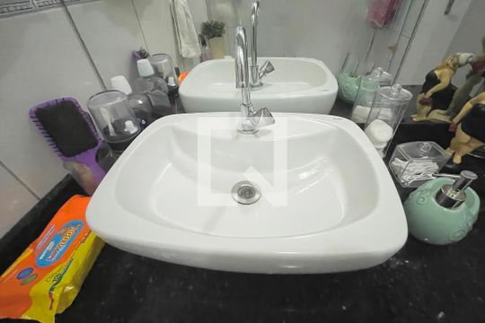 Banheiro de apartamento à venda com 1 quarto, 38m² em Jardim Itu, Porto Alegre