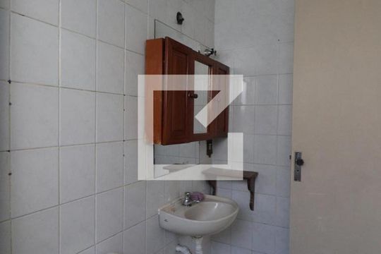 Banheiro de apartamento para alugar com 2 quartos, 55m² em Colubandê, São Gonçalo