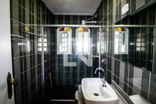 Banheiro de kitnet/studio para alugar com 1 quarto, 23m² em Jardim Bonfiglioli, São Paulo