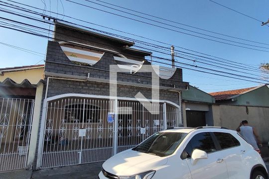 Fachada plaquinha  de casa à venda com 3 quartos, 177m² em Parque São Vicente, Mauá