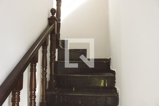Escada de casa à venda com 4 quartos, 180m² em Parque Maria Domitila, São Paulo