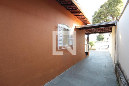 Garagem de casa à venda com 3 quartos, 360m² em Santa Monica, Belo Horizonte